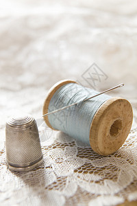 衣服旧棉条有针和白冰的银闪亮木头针线活图片