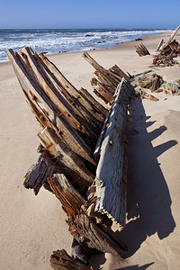骨骼纳米比亚斯克莱顿海岸的旧船难航体图片