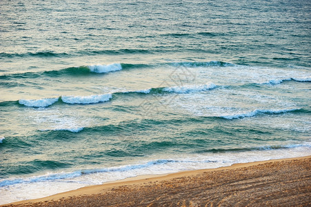 自然日落时的地中海波浪支撑强光图片