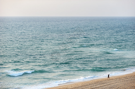 强光人们日落时的地中海波浪自然图片
