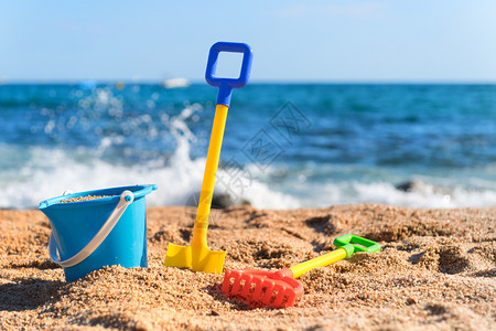 夏天阳光海滩上多姿彩的玩具水图片