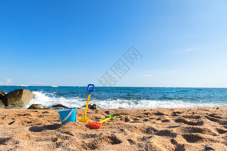 海滩上多姿彩的玩具西班牙语景观湿的图片