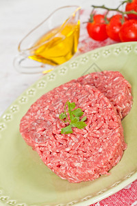 美国人食配料新鲜生汉堡肉有欧斯利的面条在绿色盘子上服务图片