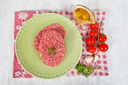 美食新鲜生汉堡肉有欧斯利的面条在绿色盘子上服务一种配料图片