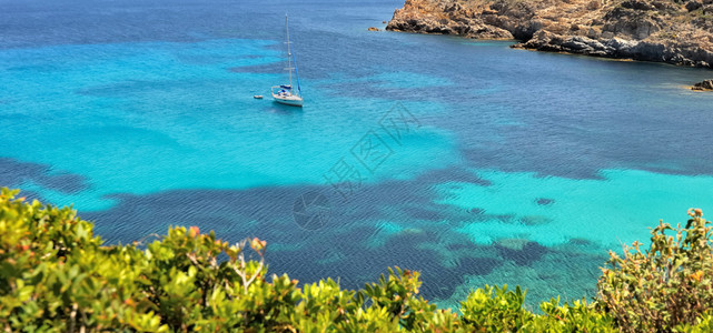 海岸假期绿松石一艘船上美丽的风景漂泊在海面的清澈和绿海中图片