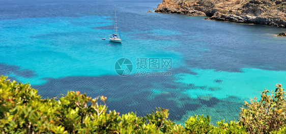 海岸假期绿松石一艘船上美丽的风景漂泊在海面的清澈和绿海中图片