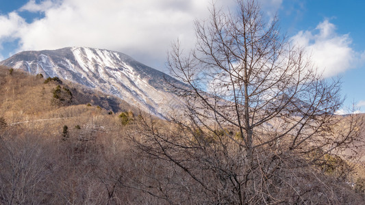 蓝色的风景优美日本Nikko的雪峰山荒野图片