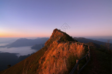 太阳山丘上的海雾美丽天空背景美丽春云图片