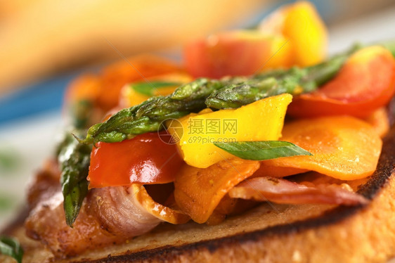 蔬菜面包烤肉芒果番茄西红柿胡萝卜和培根三明治以全麦面包为主选取焦点重注意上层烤面的Asparagus三明治尖端图片