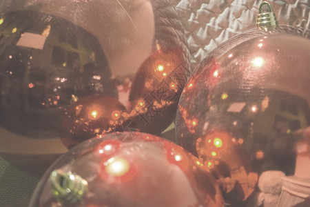 活的阴影红色背景布料模糊三个红色圣诞小面包圈的封装背景纹理三个红色圣诞小在鲜活珊瑚树荫中模糊三个红圣诞小露在鲜活珊瑚树窗中模糊图片