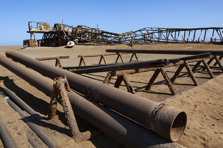 生锈的艾伦废弃工程非洲纳米比亚Skeleton海岸一个旧石油钻井平台的废旧基础设施被遗弃的图片