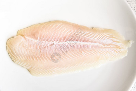 自然可选择的近距离接白色盘子上生鲜鱼的粉片有选择地聚焦美食图片