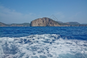 西班牙马洛卡巴利阿里群岛Mallorca的Majica海岸南部在清蓝的色水域中停靠的船只旅游唤醒蓝色的图片