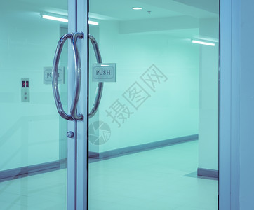 玻璃配有铬把手和推力标志在门上贴有标准过滤效果图像金属走廊图片