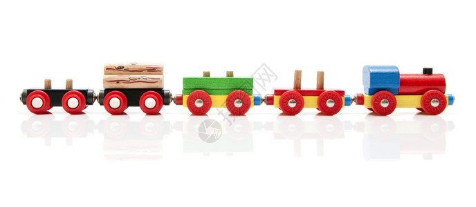 拉排配有火车头和四辆马的木制玩具列一半从左到右卸货在白色背景上细微反射基本的图片