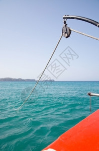 岛屿旅行西班牙巴利阿里群岛Mallorca的Majcan海岸的红船锚绳上图片