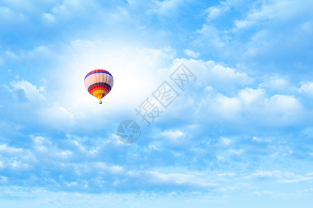 热气球在蓝色天空中飞行热气球在天空中飞行蓝色的自由节日图片