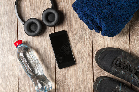 带耳机的平躺运动配件水瓶着手机运动鞋图片