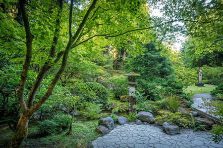俄勒冈波特兰日本花园景观溪流下降神道图片