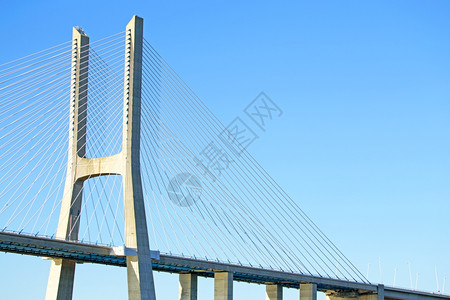 结构体葡萄牙里斯本VascodaGama桥塔蓝色的背景图片