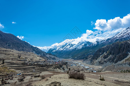 山间的崎岖地貌图片