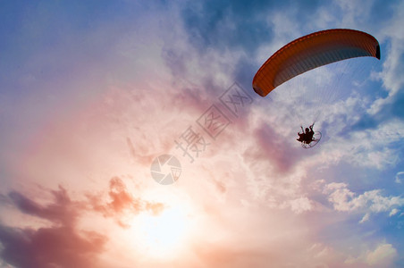 航班彩色天空中的滑翔螺旋推进器降落伞航空图片