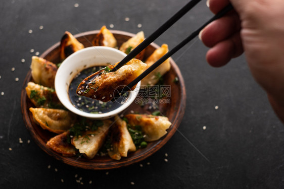 猪肉炸炒面包子叫吉叶扎一种亚洲菜人美味的图片