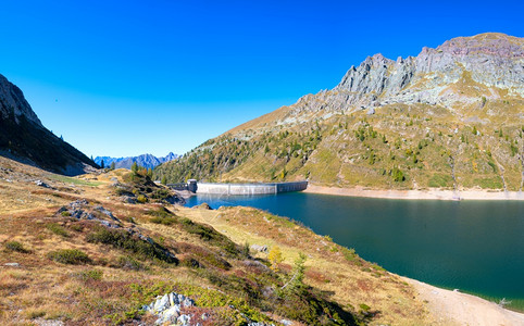 奥罗比放松景观科伦坡湖大坝与布巴纳河谷的贝科山脉带图片