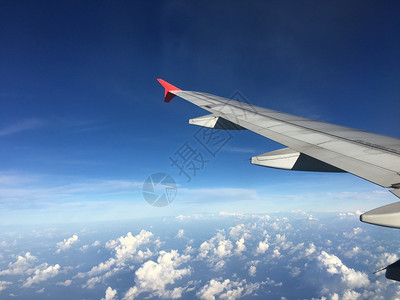 全景空中的机翼飞在云上高天空运输图片