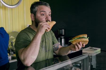 午餐肉胖的饿着吃三明治饥饿男人图片