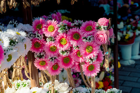 情人节由假花制成的出售彩色皇冠花的开图片