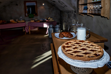 脆皮准备在意大利北部山区农舍吃早餐的自制馅饼面壳简单的成本图片