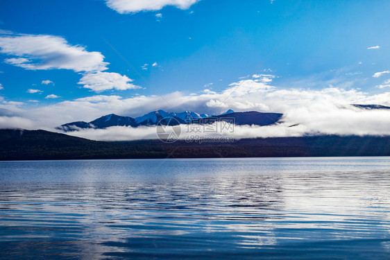 新西兰最受欢迎旅游目的地Teanau湖蓝色天空白云的美丽风景新优美旅行图片