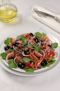 樱桃番茄沙拉加橄榄披风和香肠食物开胃菜小吃图片