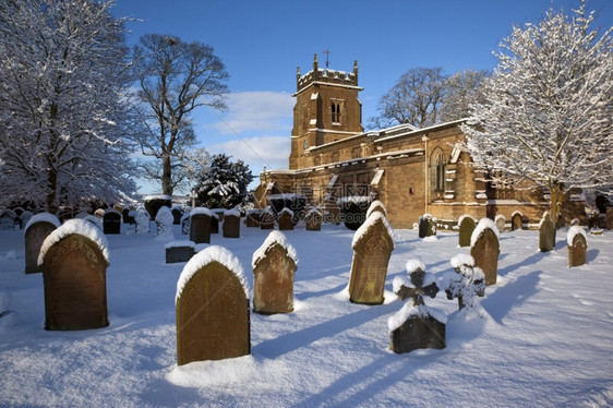 乡村的冬天联合王国北约克郡一个村庄教堂院子里的冬季雪联合王国北部约克郡图片