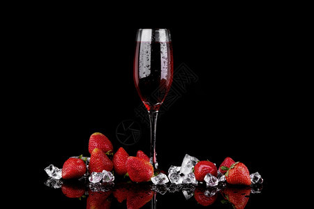 香槟酒假期饮料红草莓和杯香槟黑色背景的底图片