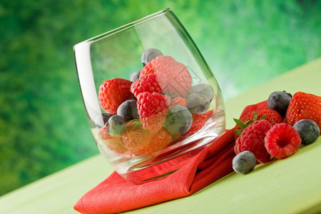 杯子里的蓝莓和草莓图片