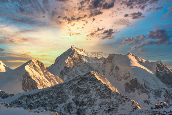 瑞士阿尔卑斯山冬季风景日照金山图片