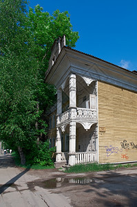 俄罗斯雕刻的木制房屋架子图俄罗斯沃洛格达市城夏天户外图片