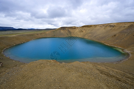 冰岛Myvatn附近的克拉夫火山系统中的维提海勒卡尔德拉湖靠近火山口流动图片