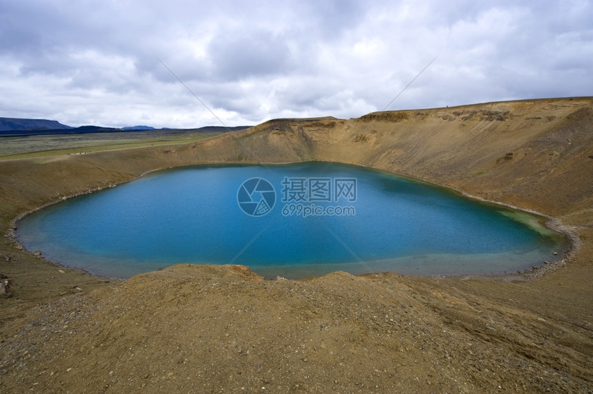 冰岛Myvatn附近的克拉夫火山系统中的维提海勒卡尔德拉湖靠近火山口流动图片