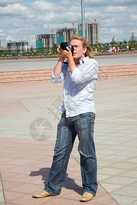 手青年男子摄影师记者图片