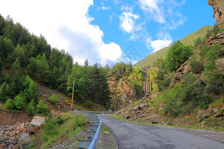 高加索绿色山的公路和升起面景观爬坡道夏天落基山脉图片