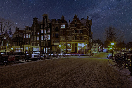 下雪的建造传统在荷兰夜晚雪天阿姆斯特丹图片