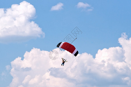 爱好积云跳伞蓝色的天中降落伞图片