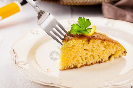甜的食物白桌上柠檬海绵蛋糕的照片甜点图片