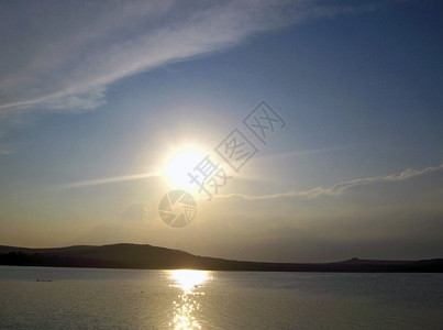 爬坡道日落坦布坎湖夏季太阳水色图片