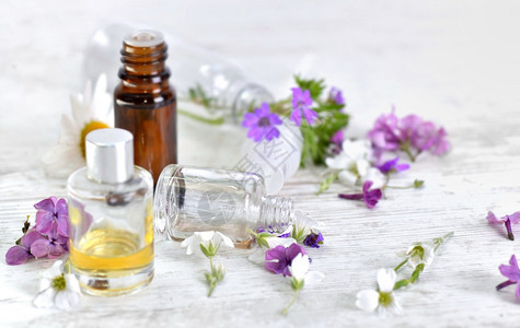 草本治疗白桌上的花朵和多彩鲜香瓶健康图片