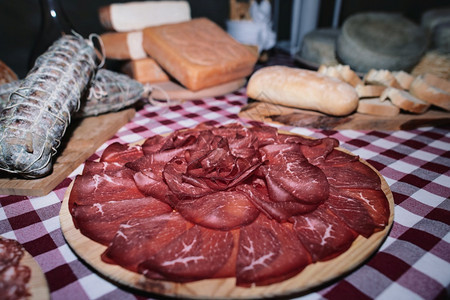 肉当地的在意大利北部山区当地产品桌上的bresaola购物板上买菜桌子图片