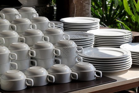 桌上的白陶瓷杯和盘子桩白色的一顿饭图片